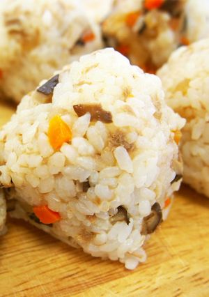 残り野菜でおいしい 混ぜご飯おにぎり-レシピのメイン写真
