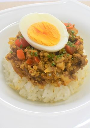電子レンジで！きのこのお月見キーマカレー-レシピのメイン写真