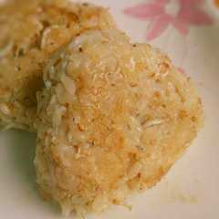 รูปของ めちゃ旨い！しらすとゴマの焼きおにぎり