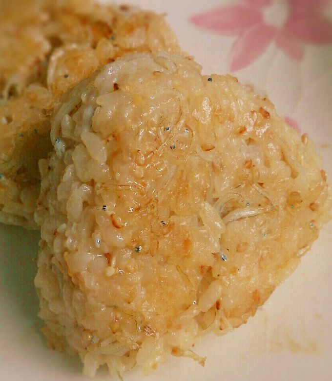 めちゃ旨い!しらすとゴマの焼きおにぎり-レシピのメイン写真