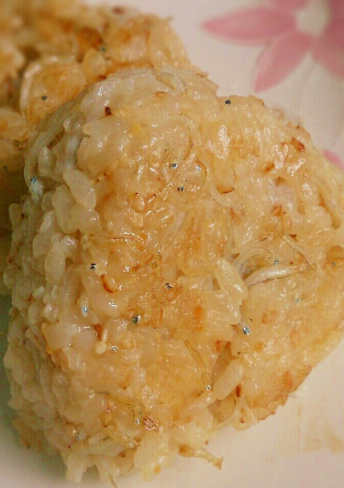 めちゃ旨い！しらすとゴマの焼きおにぎり-レシピのメイン写真