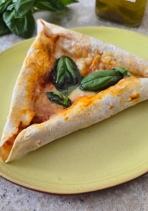 耳まで美味しい！トルティーヤの三角ピザ-レシピのメイン写真