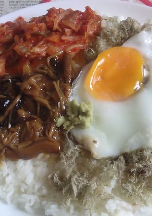 備蓄米でカフェ丼V119なめ茸キムチ月見-レシピのメイン写真