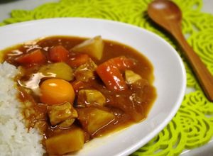 カレーのトッピング☆生卵＆ソース♪-レシピのメイン写真