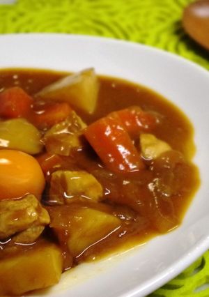 カレーのトッピング☆生卵＆ソース♪-レシピのメイン写真