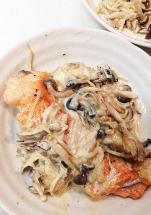 簡単美味しい！鮭とキノコのクリーム煮-レシピのメイン写真