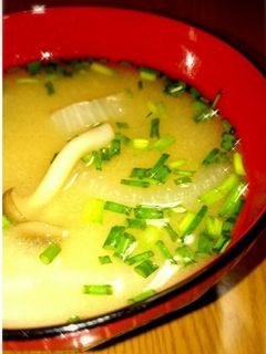 しめじと玉ねぎのお味噌汁☆-レシピのメイン写真