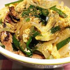 รูปของ さんまの蒲焼き缶de卵とじ丼