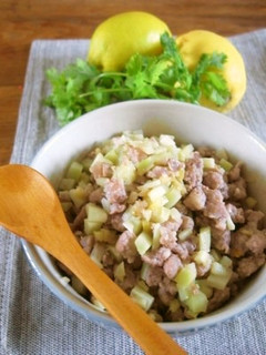 塩レモン入り*豚ひき肉とブロ茎のそぼろ-レシピのメイン写真