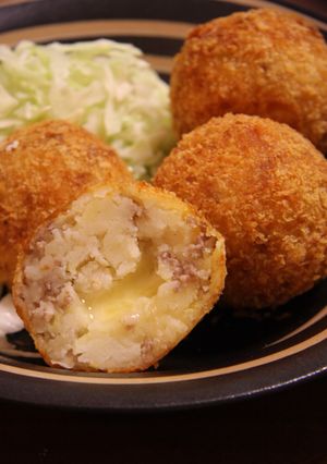 とろ～りチーズ入り☆ばくだんコロッケ-レシピのメイン写真