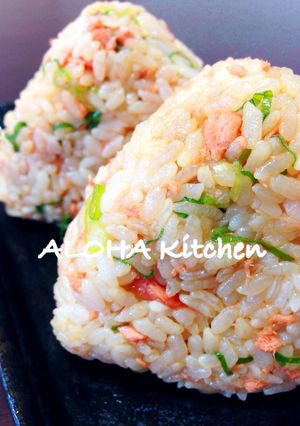 弁当＆朝食に！簡単ゴマ油香る鮭のおにぎり-レシピのメイン写真