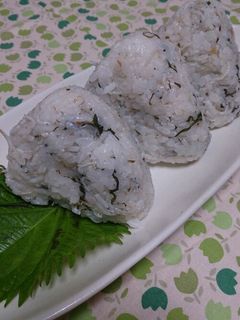 簡単☆梅しそじゃこおにぎり-レシピのメイン写真