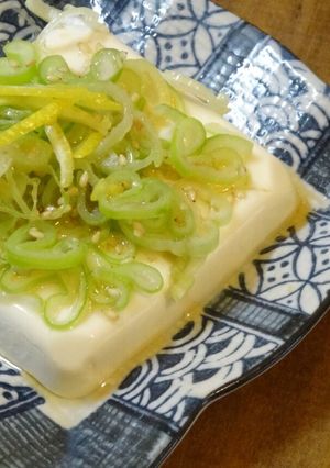 たっぷりネギの冷奴に熱々ごま油をジュッ！-レシピのメイン写真