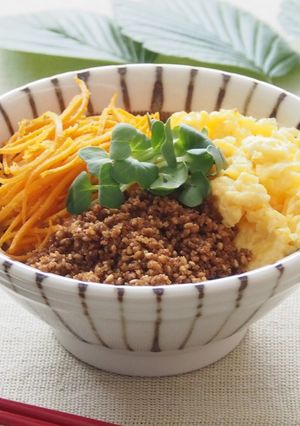 「楽楽ごまあえ」で、なんちゃってそぼろ丼-レシピのメイン写真