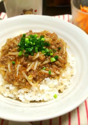 もやし入り肉味噌のピリ辛丼-レシピのメイン写真