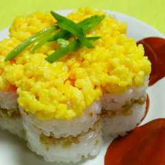 รูปของ ♡鶏そぼろの♡押し寿司ヾ(*⌒▽⌒)ノ