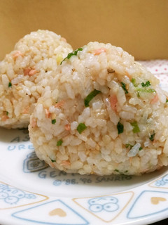 鮭フレークで満足☆おにぎり-レシピのメイン写真