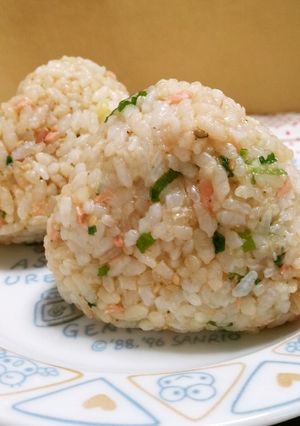 鮭フレークで満足☆おにぎり-レシピのメイン写真
