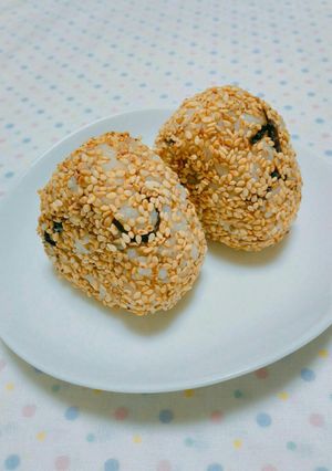〖混ぜ昆布の胡麻まぶしおにぎり〗-レシピのメイン写真