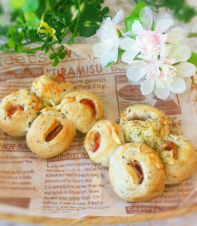 手捏ねで簡単♡セサミとハムのもっちりパン by ♪♪maron