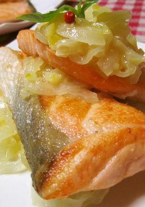 塩レモン玉葱バターソースでサーモンソテー-レシピのメイン写真