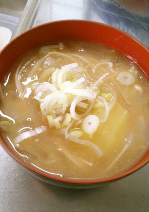 絶品! 玉ねぎ 大根 じゃがいもの味噌汁-レシピのメイン写真