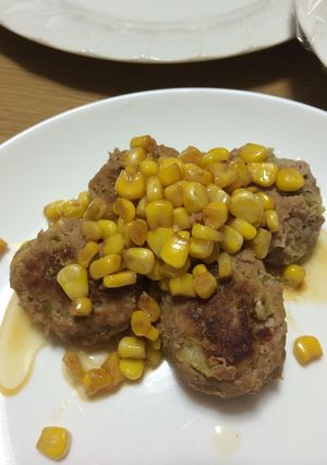 たっぷりキャベツのコーンがけハンバーグ☆-レシピのメイン写真