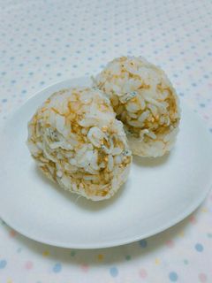 もっちり♡とろろ昆布とじゃこのおにぎり-レシピのメイン写真