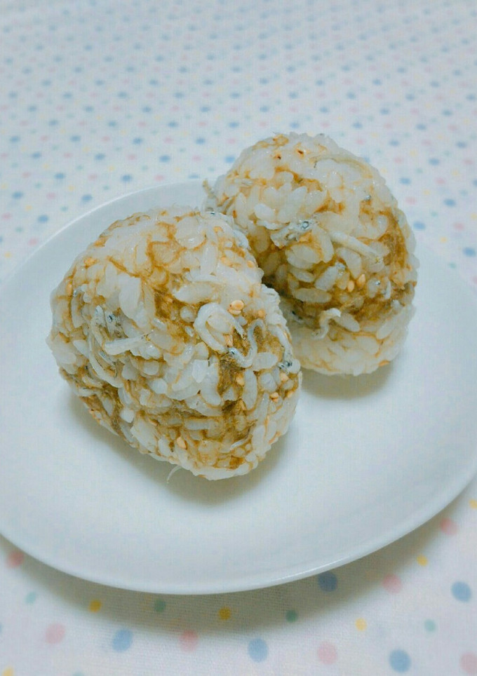 もっちり♡とろろ昆布とじゃこのおにぎり-レシピのメイン写真