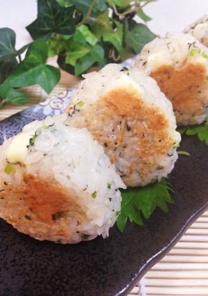 朝食❀間食に♪しらすとチーズの焼おにぎり-レシピのメイン写真