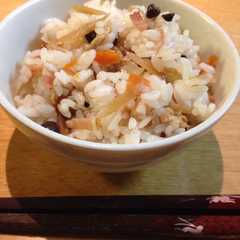 รูปของ 簡単☆きのこと牛蒡ベーコンの混ぜご飯