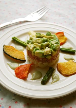 鮪とアボカドのタルタル風野菜チップス添え-レシピのメイン写真