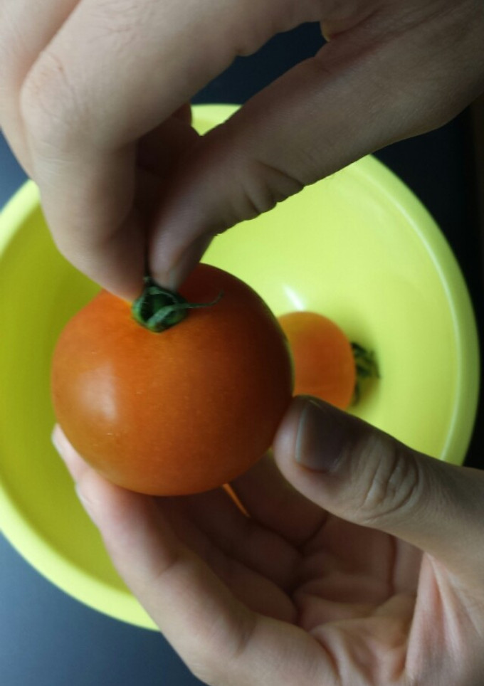 トマトのへたを簡単にポイ！-レシピのメイン写真