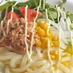 รูปของ コンビニ商品deサラダうどん