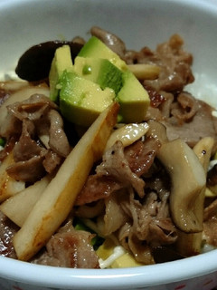一人ランチに☆豚肉とエリンギとアボカド丼-レシピのメイン写真