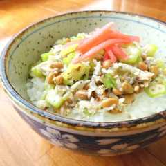 รูปของ 胡麻風味☆しらすとオクラの納豆ご飯