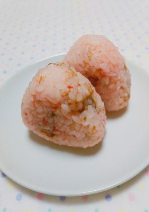 〖桜でんぶととろろ昆布のおにぎり〗-レシピのメイン写真