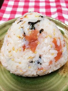 ごま油が香る梅ゴマおにぎり-レシピのメイン写真