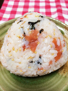 ごま油が香る梅ゴマおにぎり-レシピのメイン写真
