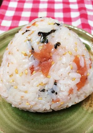 ごま油が香る梅ゴマおにぎり-レシピのメイン写真