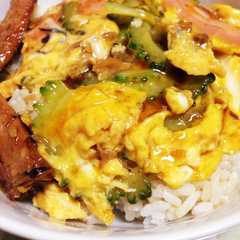รูปของ さんまの蒲焼き缶deゴーヤ入卵とじ丼