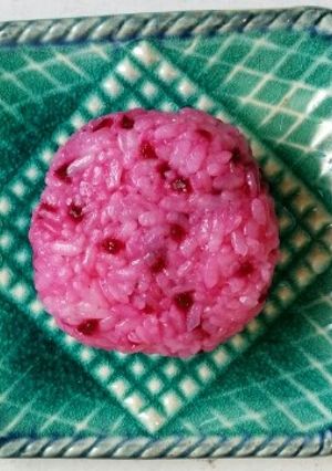 鮮やか！ビーツで＊おにぎり-レシピのメイン写真
