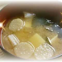 รูปของ 豆腐とわかめと麩の味噌汁