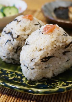 お弁当に☆ひじきと梅干しのおにぎり-レシピのメイン写真