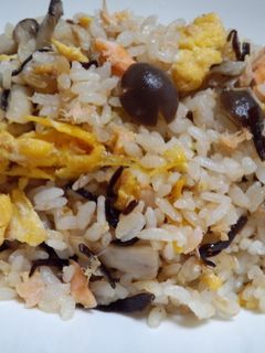きのこと鮭の塩こぶチャーハン-レシピのメイン写真