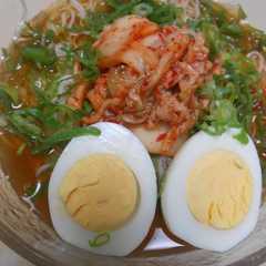 A picture of ピリ辛白菜キムチそうめん・茹で卵のせ.