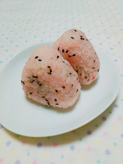 〖桜でんぶとごま塩おにぎり〗-レシピのメイン写真