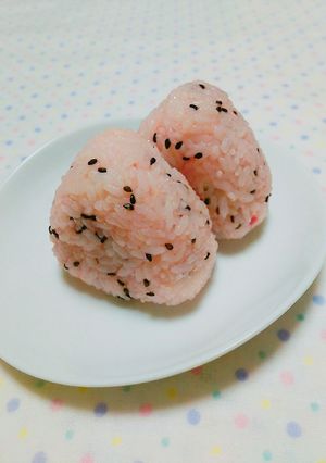 〖桜でんぶとごま塩おにぎり〗-レシピのメイン写真