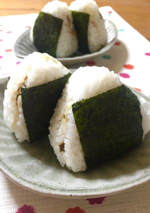 サンマ缶で大人のおにぎり①(◔‿　◔☆ミ-レシピのメイン写真