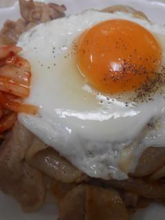 豚ばら肉と玉葱炒め白菜キムチ目玉焼きのせ-レシピのメイン写真